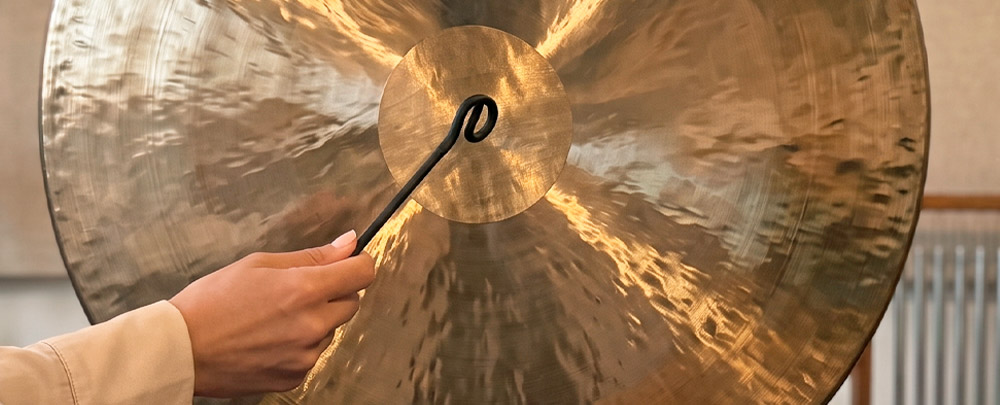 Playing a gong with a flumie friction mallet