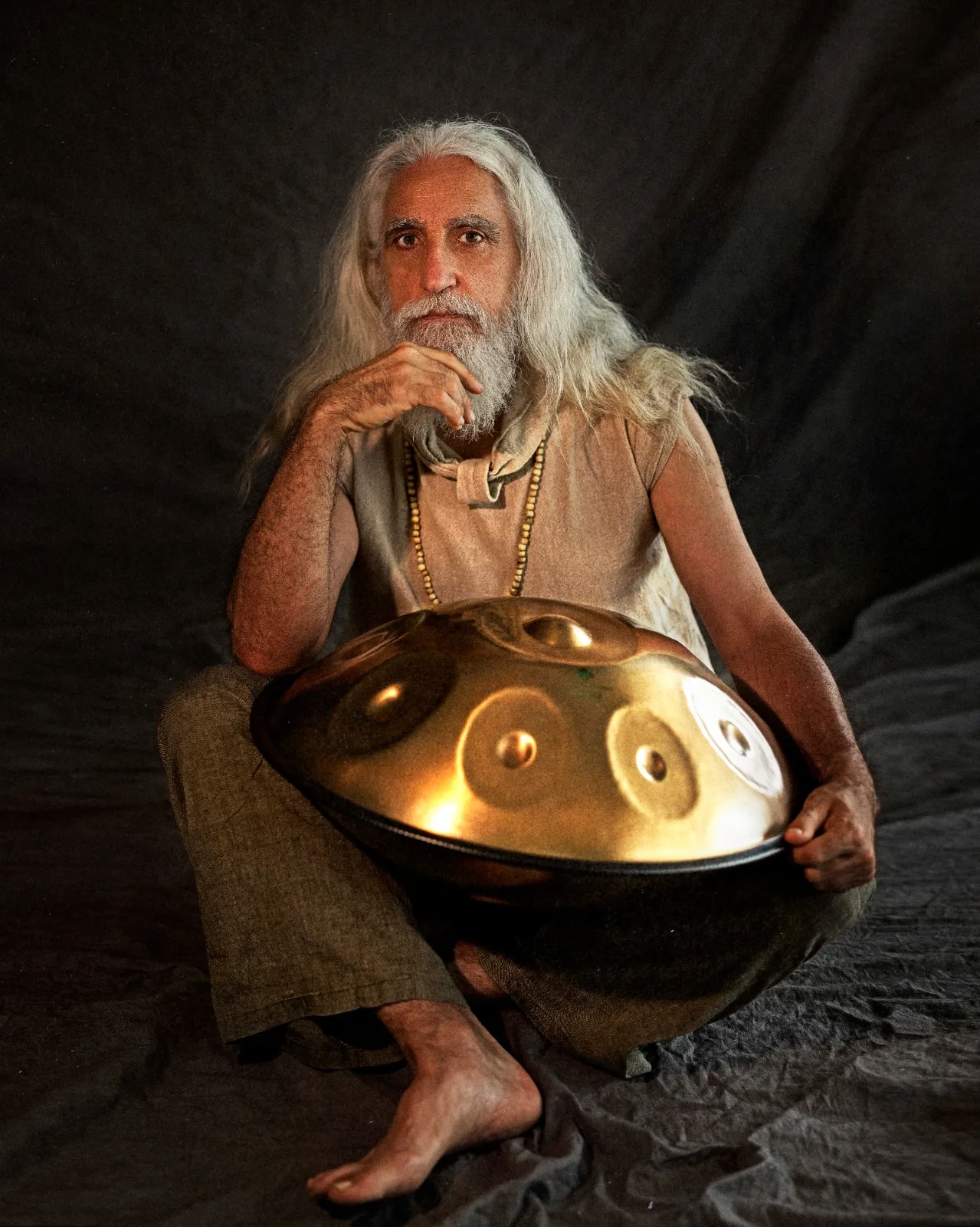 Vikrampal junto a un gong