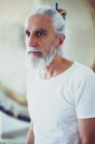 Vikrampal saludando al público